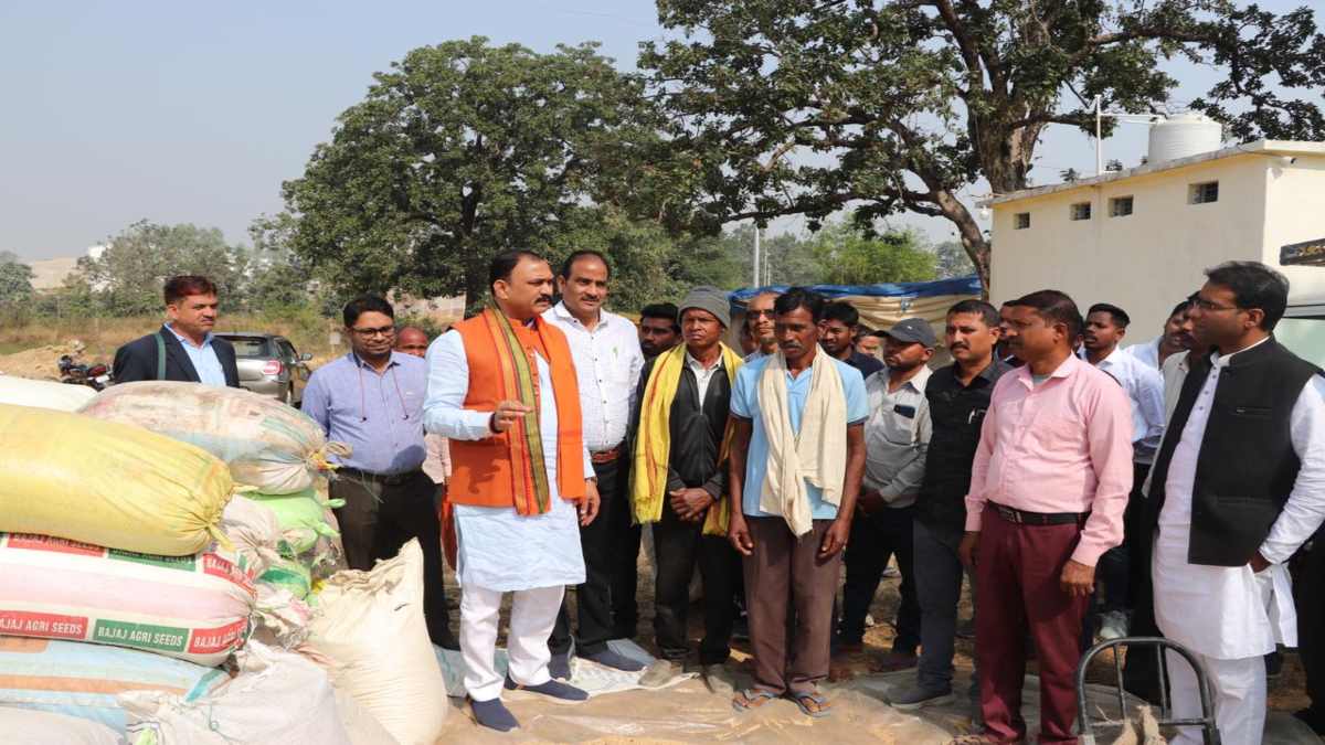 मंत्री श्याम बिहारी जायसवाल ने धान खरीदी केंद्रों का किया निरीक्षण, किसानों के हित में दिए सख्त निर्देश