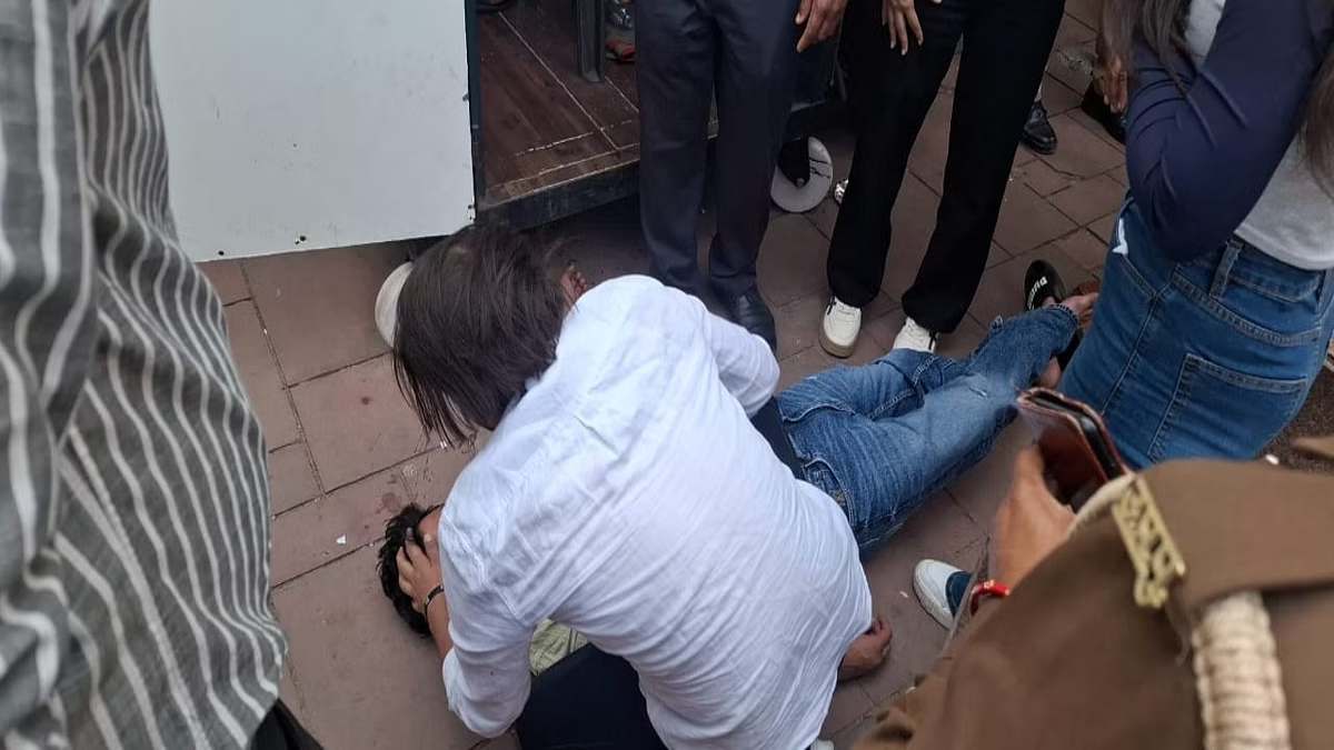 ‘मौत को छूकर टक से वापस’: ताजमहल देखने आए पर्यटक को आया हार्ट अटैक, फिर ‘देवदूत’ बनकर पुलिस ने ऐसे दिया यमराज को चकमा…
