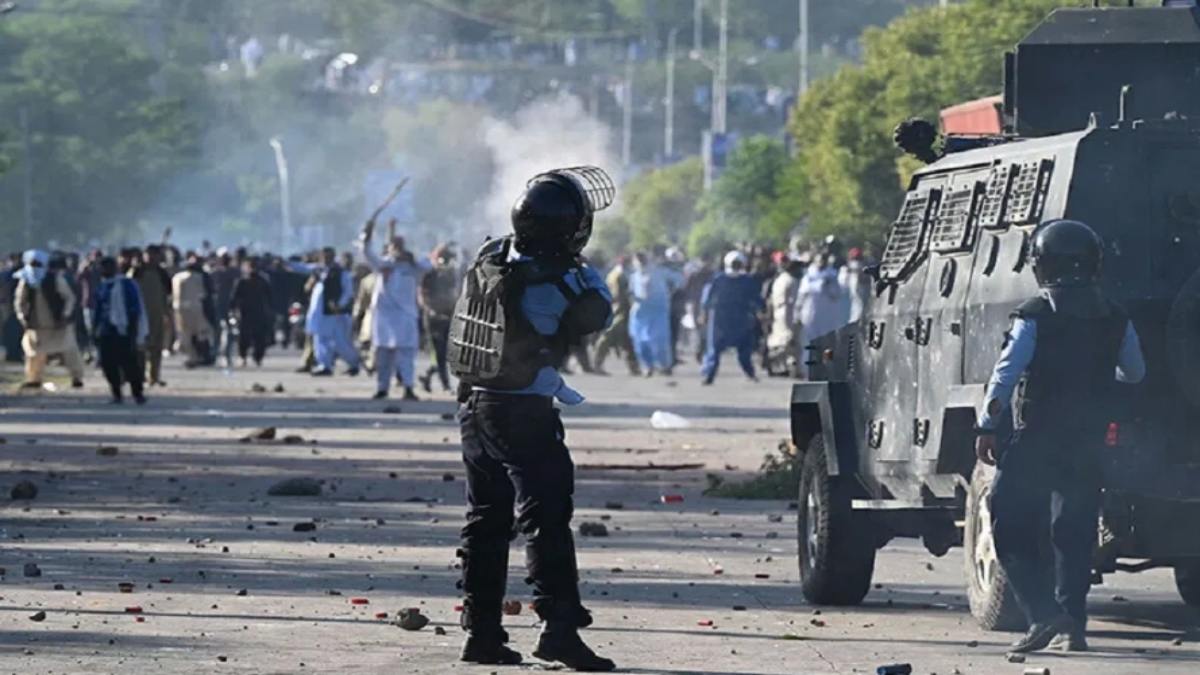 पाकिस्तान में Imran Khan के समर्थकों का मार्च हुआ हिंसक, 4 रेंजर्स और दो पुलिस अधिकारी की मौत, देखते ही गोली मारने का आदेश जारी …