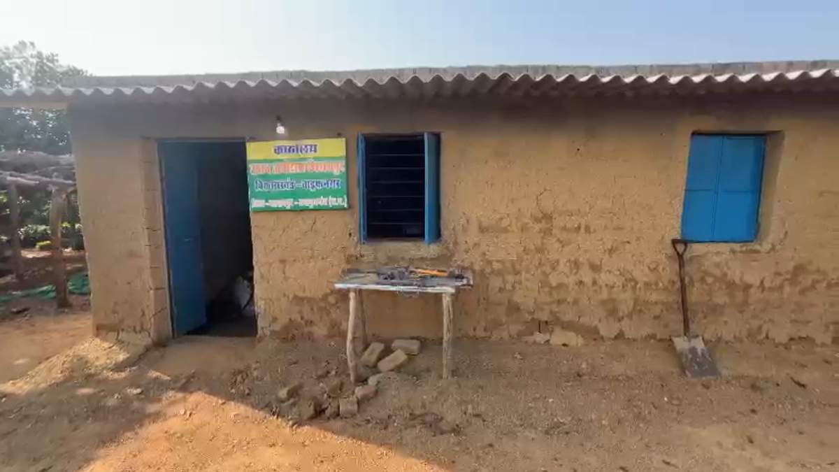 झोपड़ी में कार्यालय : प्रशासन की उदासीनता के कारण 10 वर्षों से संचालित नर्सरी को नहीं मिला अपना भवन, हाथियों के डर से शाम ढलते ही घर चले जाते हैं कर्मचारी