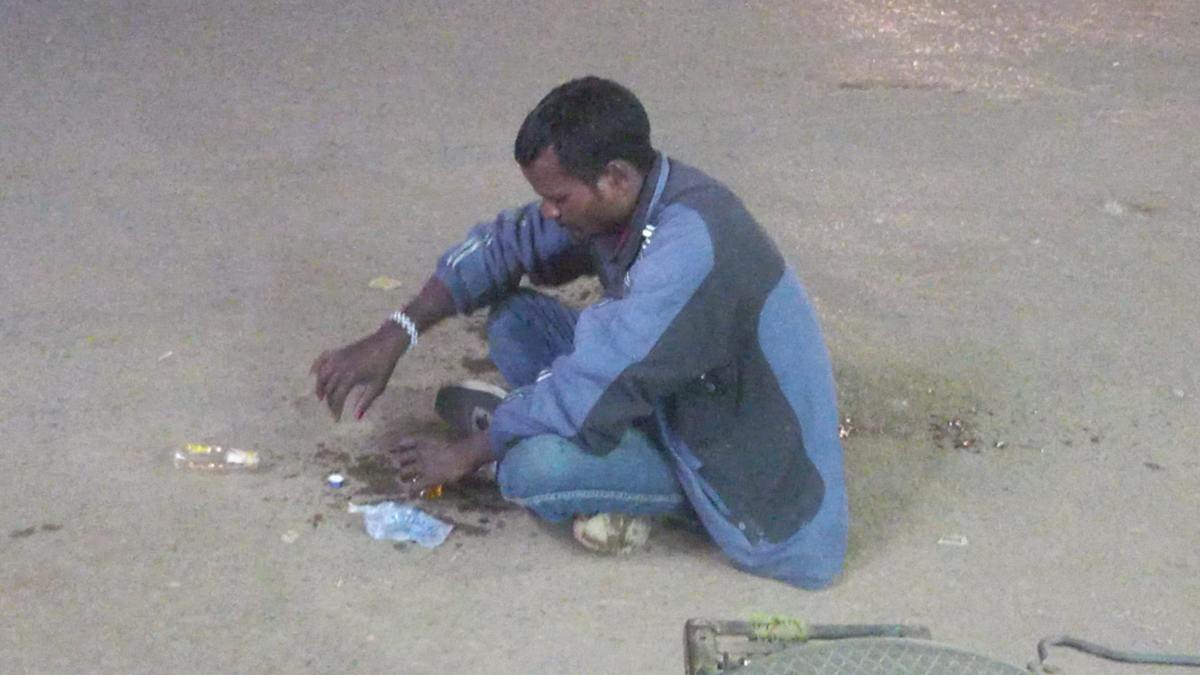 थोड़ी सी जो पी ली है… शख्स ने बीच सड़क शराब पीकर मचाया उत्पात, अब खाकी पर उठे सवाल, VIDEO VIRAL