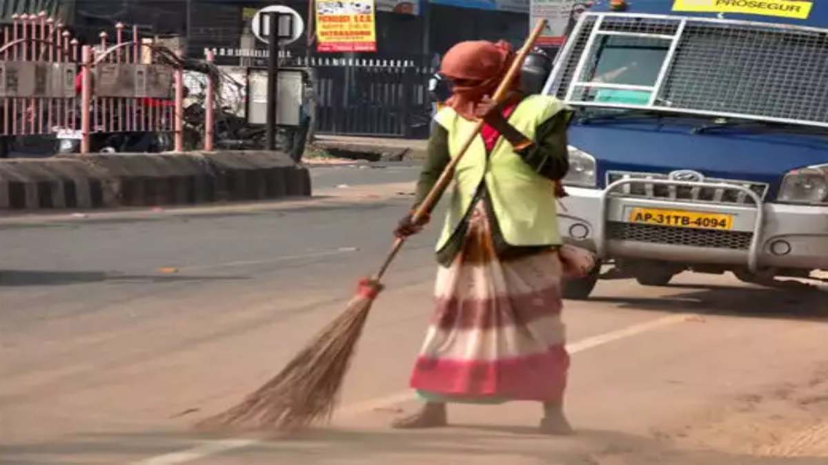 मजाक चल रहा है क्या… पहले मुख्य सचिव ने संविदा सफाई कर्मियों को हटाने का दिया आदेश, अब विशेष सचिव नगर विकास ने तय किया वेतन, करना क्या चाहता UP का ‘नकारा सिस्टम’?