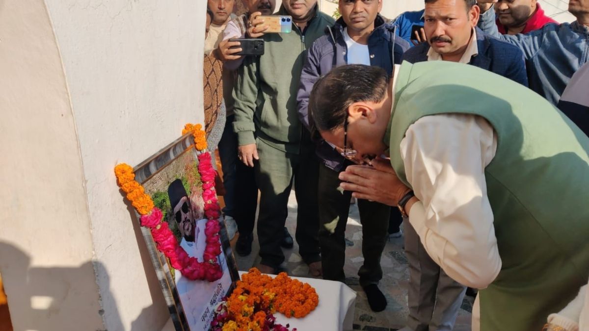 CM धामी पहुंचे UKD नेता त्रिवेंद्र पंवार के घरः परिजनों ने मुलाकात कर बंधाया ढांढस, कहा- उनका जाना अपूर्णीय क्षति