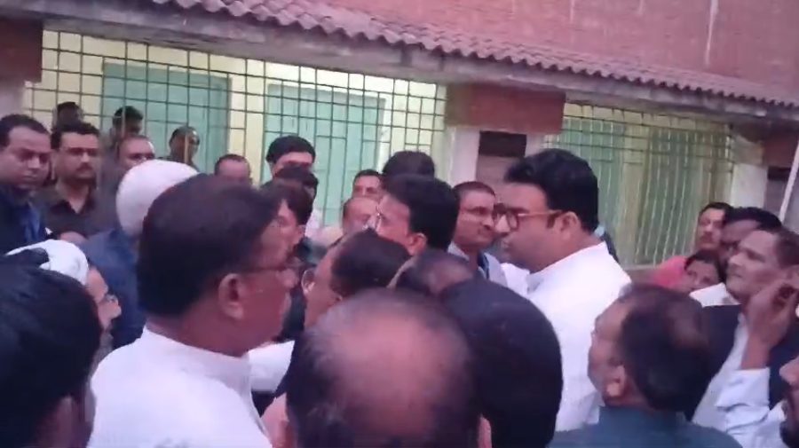 कांग्रेस की बैठक के बाद हंगामा, प्रदेश अध्यक्ष दीपक बैज की मौजूदगी में नेताओं के बीच तीखी नोकझोंक, देखें VIDEO …