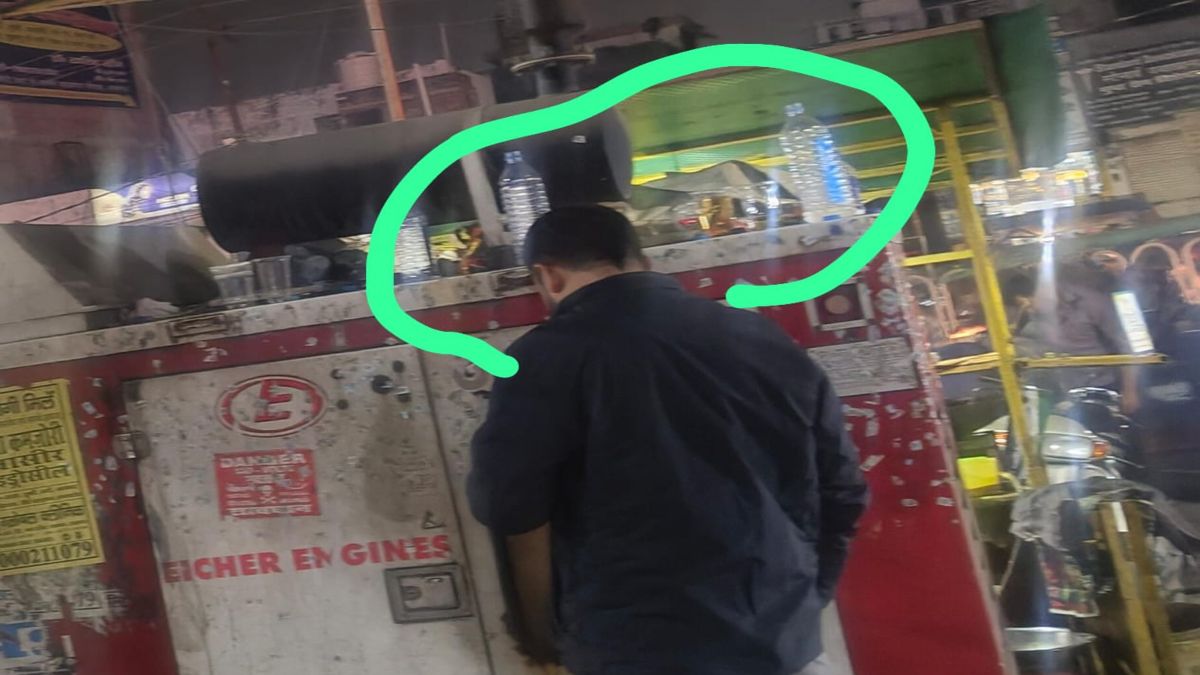सैंया भए कोतवाल तो डर काहे का? पुलिस थाने के सामने पिलाई जा रही शराब, सब कुछ जानकर भी जिम्मेदार मौन