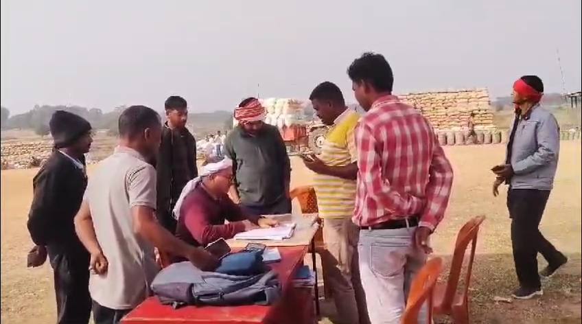 … जब किसान के वेश में धान खरीदी केंद्र पहुंचे कलेक्टर, लाइन में लगकर निकाले पैसे, बिचौलियों में मचा हड़कंप, देखिये VIDEO