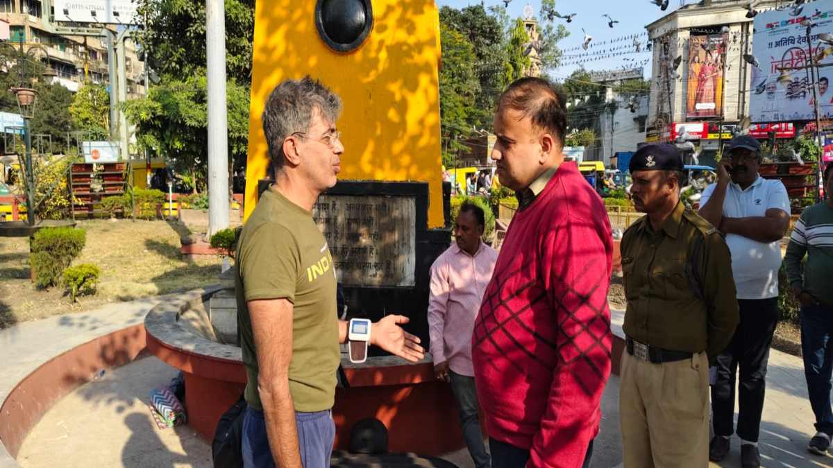 NRI की भूख हड़ताल: प्रशासन ने 4 दिन बाद ली सुध, पिछले ढाई महीने से FIR दर्ज करने के लिए भटक रहा गौरव