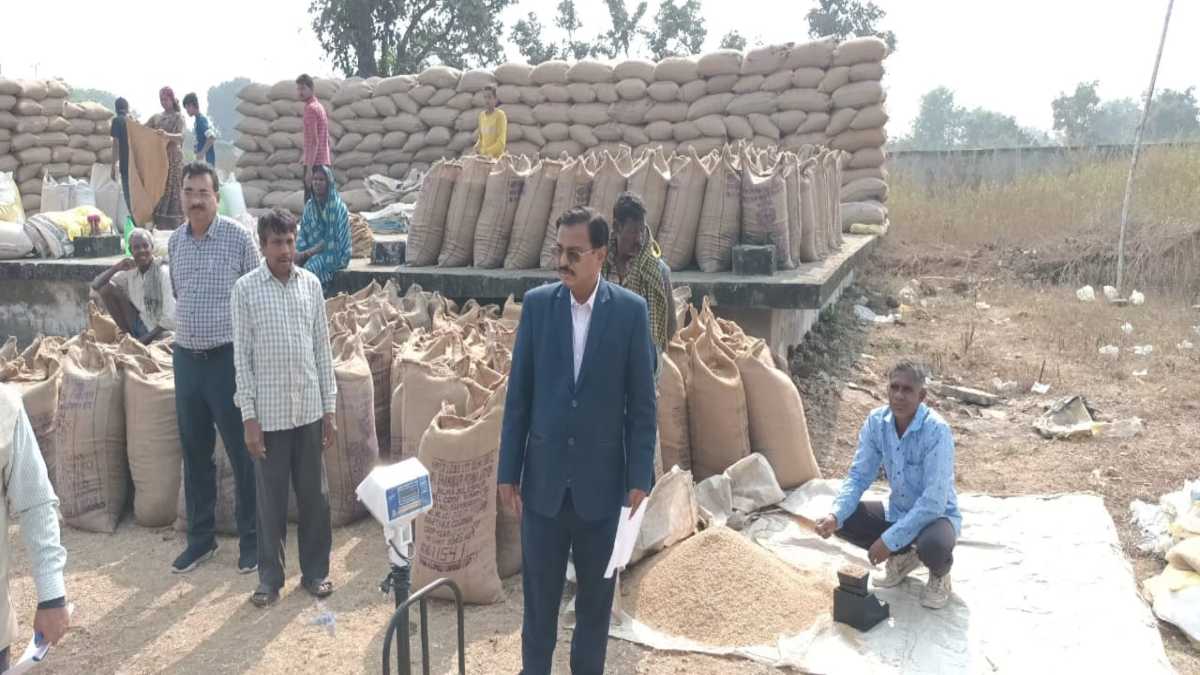 धान खरीदी केंद्र और आंगनबाड़ी का कमिश्नर कावरे ने किया औचक निरीक्षण, धान तौल में पाई गई गड़बड़ी, प्रभारी निलंबित, सुपरवाइजर को भी किया सस्पेंड …