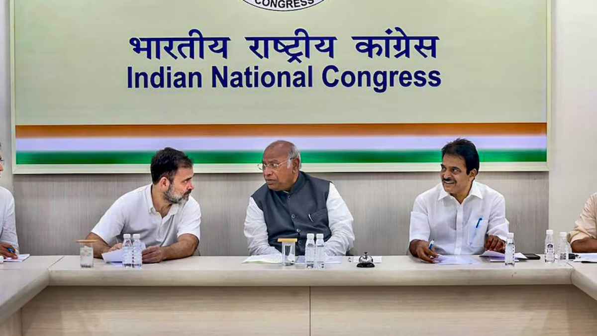 Congress: CWC बैठक में हरीश रावत बोले- वेणुगोपाल पर काम का बोझ, दूसरे नेताओं को दिया जाए उनका काम