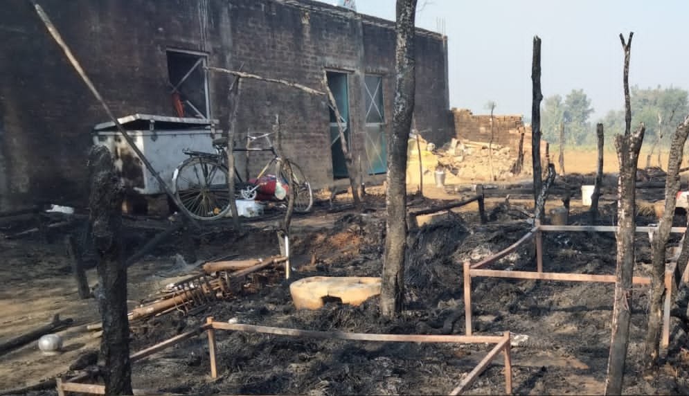 गरीब का आशियाना जलकर राख, अब पीड़ित परिवार सरकार से लगा रहा मदद की गुहार