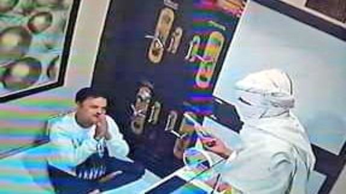 कानून का डर तो है ही नहीं… ज्वेलरी दुकान के मालिक पर हथियार अड़ाकर आरोपी ने की डकैती, पल भर में साफ कर दी पूरी शॉप