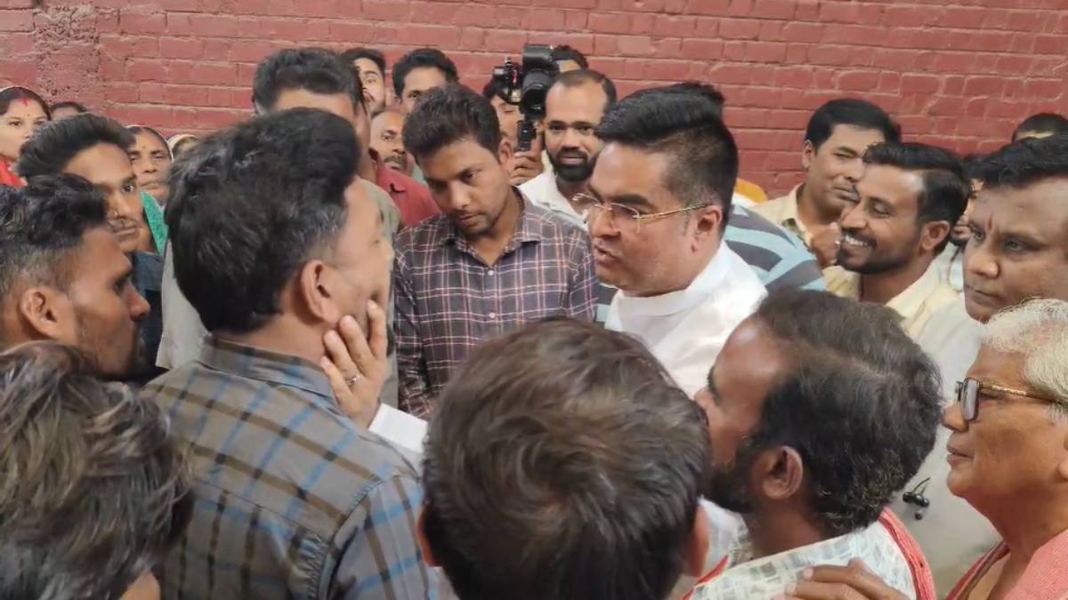 नामकरण पर बवाल : ग्रामीणों ने घेरा तो भाजपा विधायक ने पकड़ ली युवक की गर्दन, देखें Video