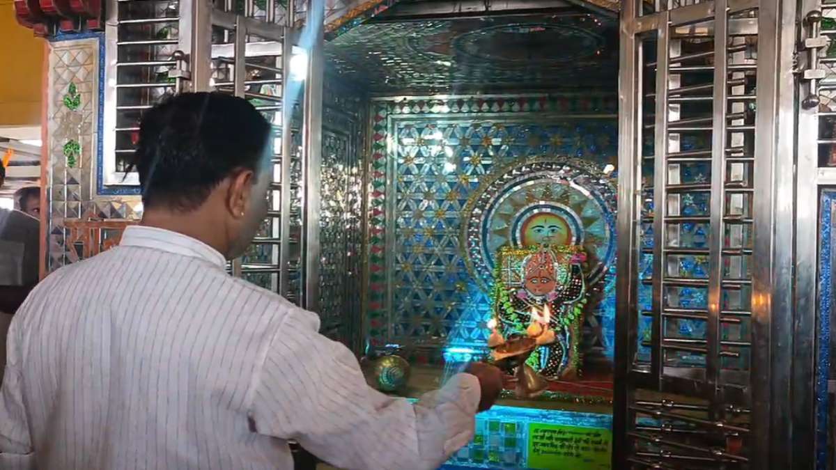 यहां लगती है सांपों की अदालतः सांप ने कहा- मेरी पूंछ पर रखा पैर इसलिए काटा, चमत्कार देखने पहुंचते है सैकड़ों लोग