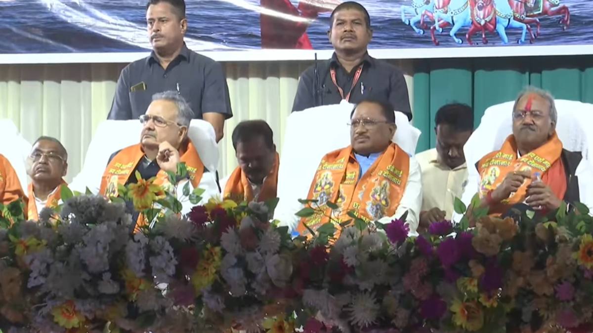 सीएम साय छठ महापर्व में हुए शामिल, संत राजीव लोचन महाराज ने CM साय, रमन सिंह और बृजमोहन को बताया ब्रह्मा, विष्णु और महेश