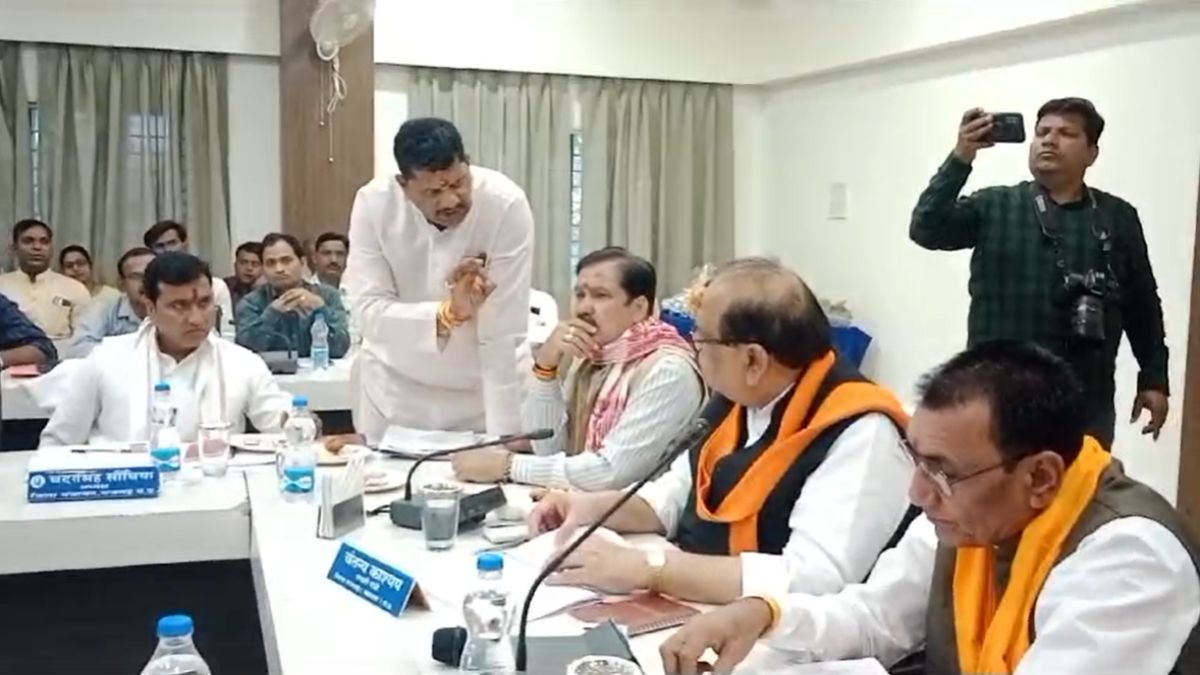मंत्री के सामने छलका विधायक का दर्दः अधिकारियों पर हुए आग बबूला, बोले- बिना पैसे के नहीं होती डिलीवरी