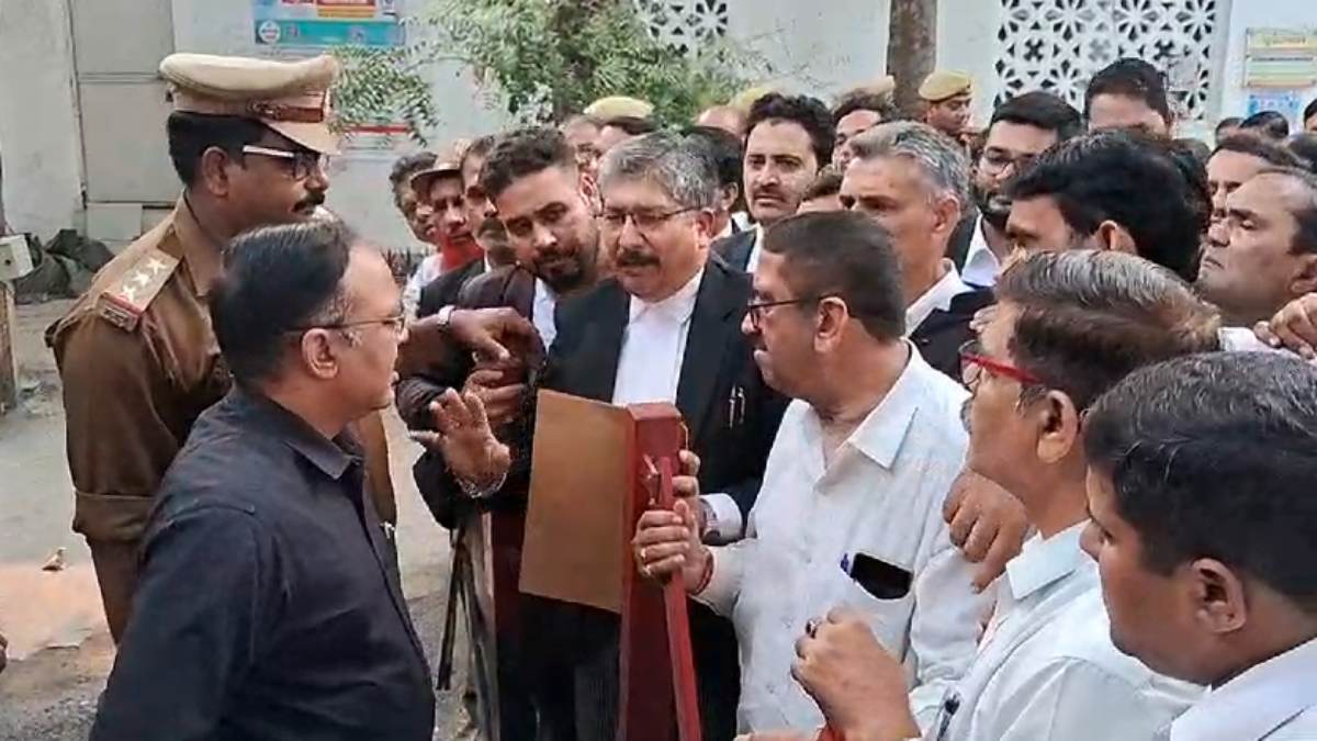 वकीलों पर लाठीचार्ज का मामला: मुरादाबाद में अधिवक्ताओं ने घेरा कलेक्ट्रेट, डीएम से की कार्रवाई की मांग