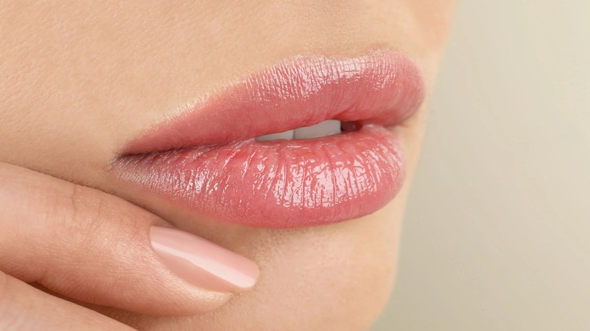 Lip Care in Winters: सर्दी के मौसम में आप भी होंठ फटने की समस्या से हैं परेशान, तो ऐसे रखें खयाल…