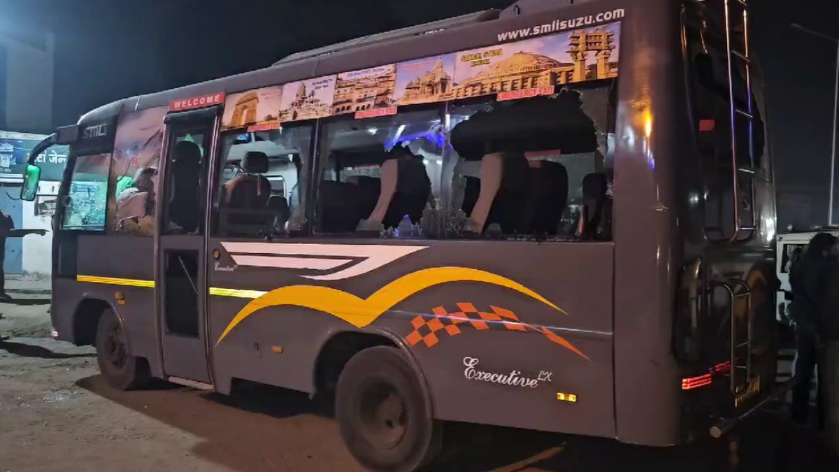 यूथ कांग्रेस की बस पर पथराव और फायरिंगः दिल्ली में संसद भवन का घेराव करके लौट रहे थे सभी