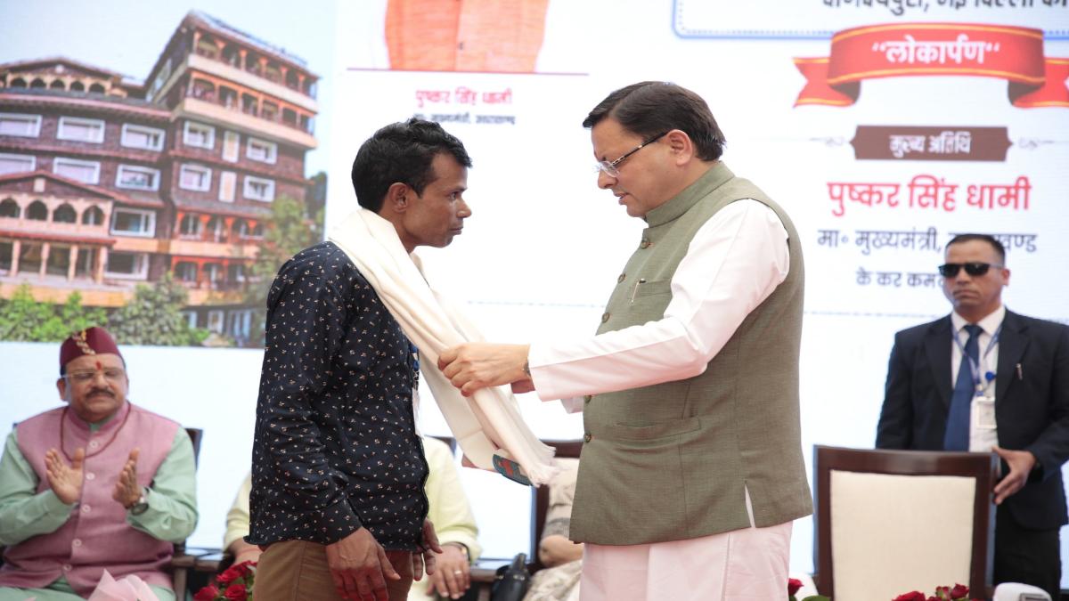 CM धामी ने श्रमिकों किया सम्मानित: कहा- उनके अथक परिश्रम से हम ‘उत्तराखंड निवास’ का कर पा रहे लोकार्पण