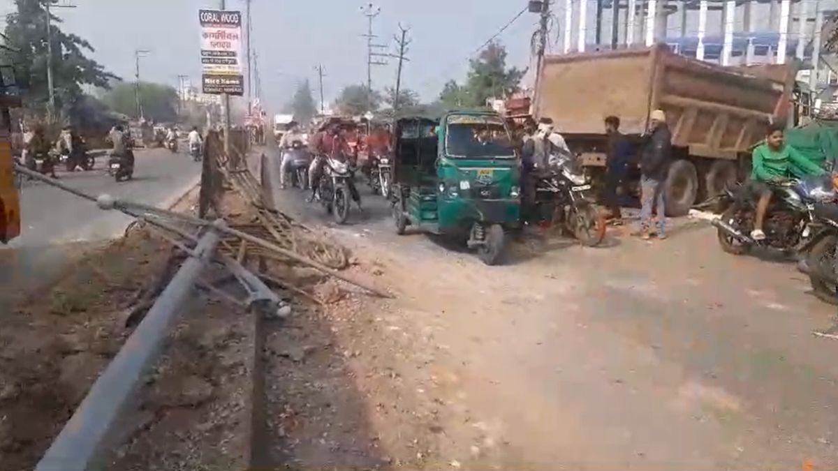 बड़ा हादसा टलाः ग्रिल तोड़कर झोपड़ी में घुसा हाइवा, बाल बला बचा परिवार, चालक परिचालक गिरफ्तार