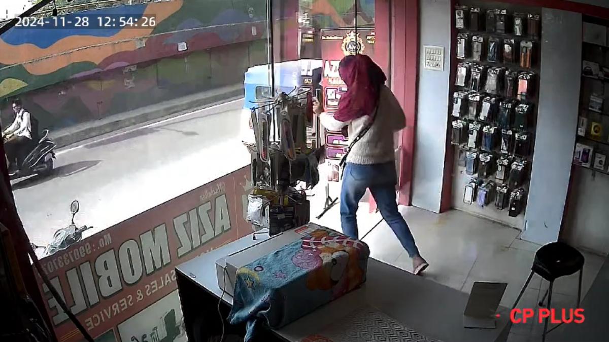 CG Crime: नकाबपोश युवती मोबाइल दुकान से 2 स्मार्ट फोन लेकर हुई फरार, CCTV में कैद हुई चोरी की घटना