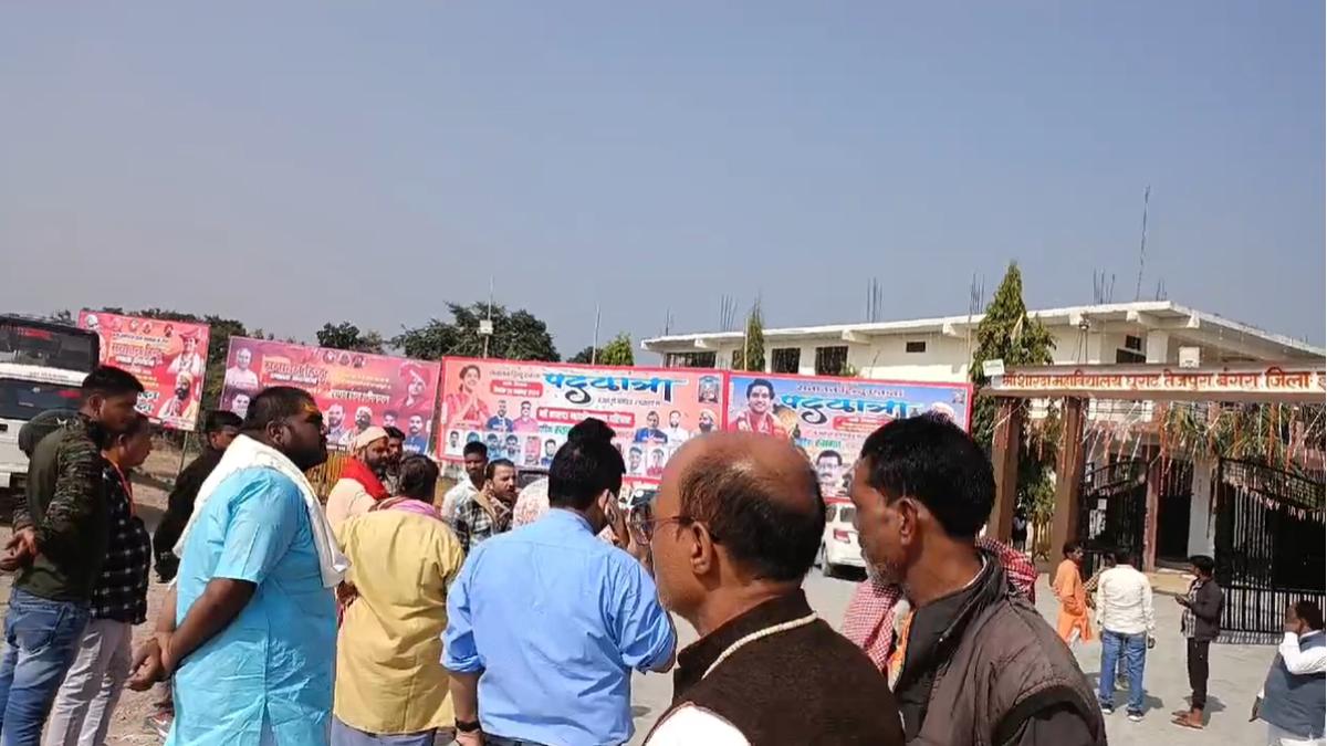 धीरेंद्र शास्त्री की ‘हिंदू एकता पदयात्रा’: आज निवाड़ी जिले के घूघसी पहुंचेगी, श्रद्धालुओं के लिए 13 चूल्हों पर बनेगा भोजन, 15 टैंकर पानी, रात्रि विश्राम की भी व्यवस्था