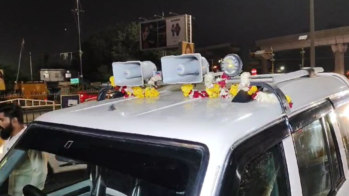 एक तो अपराधी और ऊपर से समाज का राष्ट्रीय अध्यक्षः पुलिस ने निकाली हेकड़ी और कार से निकलवाया हूटर, तीन हजार का चालान भी काटा