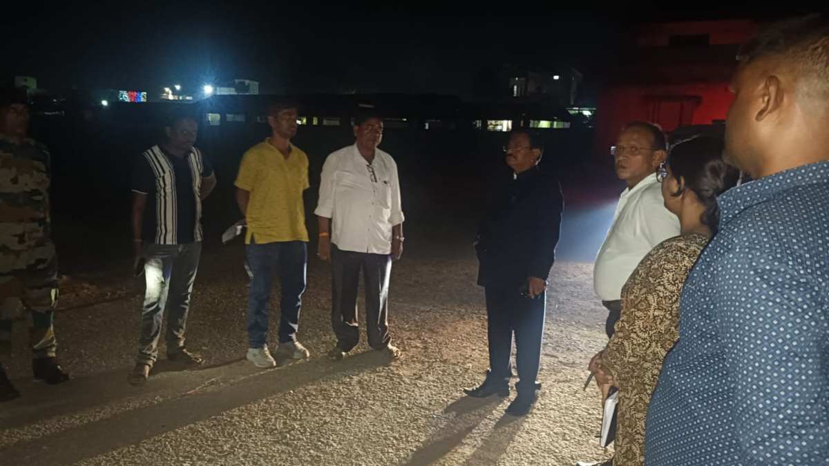 संभागायुक्त महादेव कावरे ने धान खरीदी केंद्र का किया निरीक्षण, खरीदी में न हो कोई गड़बड़ी एसडीएम को दिए सख्त निर्देश