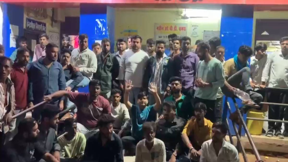 युवती की मौत पर बवाल: धरने पर बैठे परिजन, कहा- शराब के नशे में था ड्यूटी डॉक्टर…