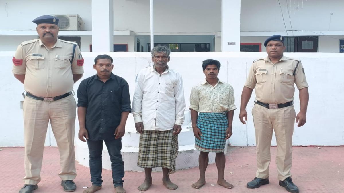 मर्डर खुलासा : पुरानी रंजिश के चलते की थी युवक की हत्या, 48 घंटे के भीतर पिता समेत दो पुत्रों को पुलिस ने किया गिरफ्तार …