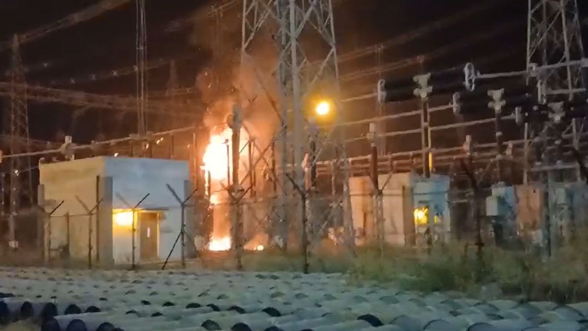 सिंगाजी ताप विद्युत परियोजना के ट्रांसफार्मर में लगी आग: दो घंटे की मशक्कत के बाद आग पर पाया काबू, कोई जनहानि नहीं हुई