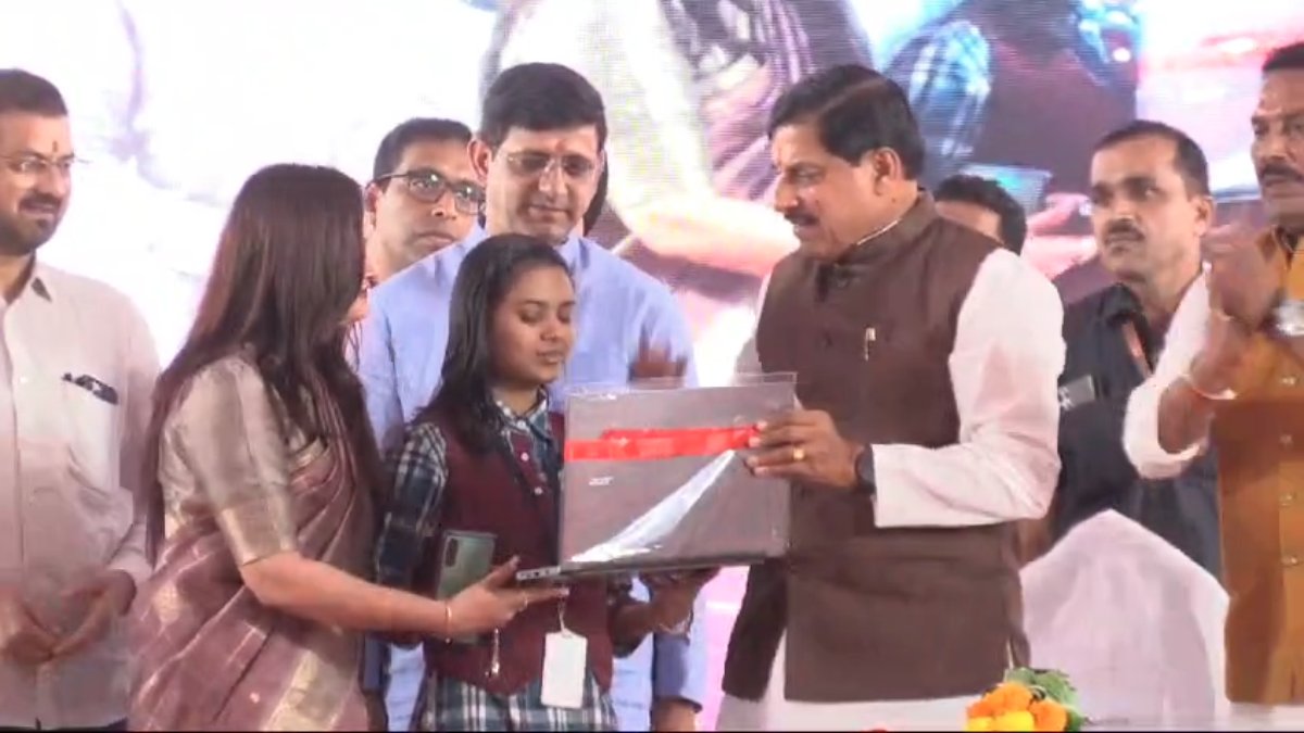 CM डॉ मोहन ने दिव्यांगजनों को बांटे लैपटॉप-मोट्रेट ट्राइसिकल, कहा- ऐसे कार्यक्रम में जाने से खुश हो जाता है मन