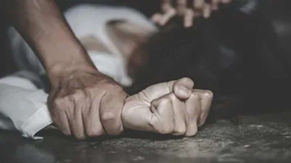 ‘संबंध नहीं बनाए तो फेल कर दूंगा’, शिक्षक ने छात्रा से किया दुष्कर्म, आरोपी टीचर की तलाश में जुटी खाकी