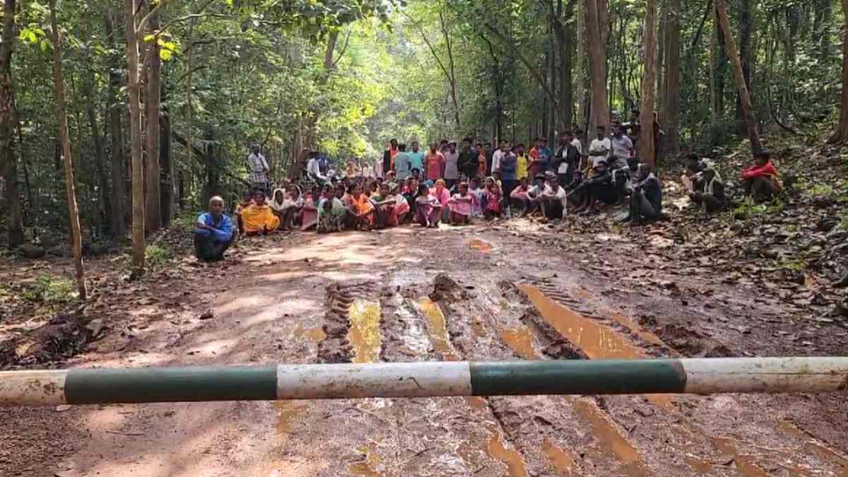 CG News: कोटमसर गुफा खोलने के विरोध में ग्रामीणों का प्रदर्शन, बड़ी संख्या में पर्यटक लौटे निराश
