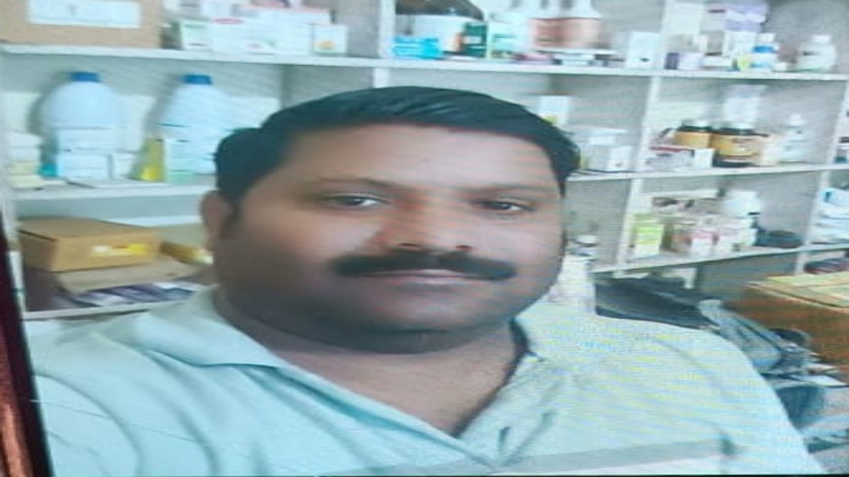 छात्राओं को अकेला पाकर युवकों ने की छेड़छाड़: विरोध करने पर चाचा को उतारा मौत के घाट, सीने और पेट पर चाकू से किया ताबड़तोड़ वार