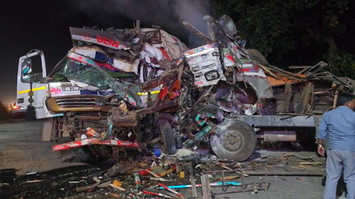 भीषण सड़क हादसा: 2 ट्रकों में आमने-सामने की भिड़ंत, वाहनों के उड़े परखच्चे, बाल-बाल बचे ड्राइवर…