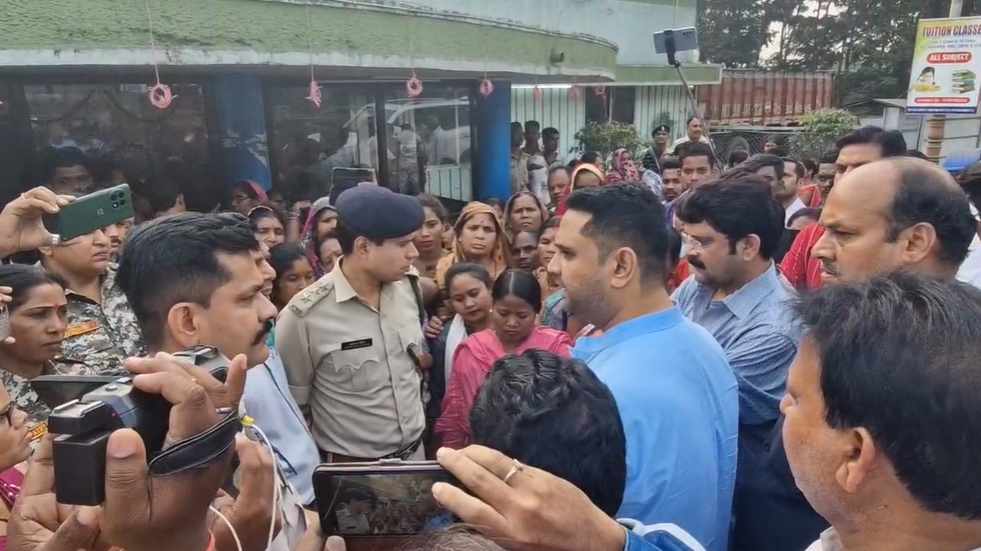 अवैध शराब के खिलाफ महिलाओं ने थाने का किया घेराव, पुलिस पर मिलीभगत का लगाया आरोप, समर्थन में उतरे पूर्व मंत्री