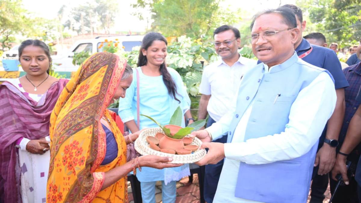 सीएम साय ने पीएम आवास योजना के हितग्राहियों को दिया दिवाली का तोहफा, तिलसो बाई से मुख्यमंत्री ने खरीदे मिट्टी के दीये और कलश