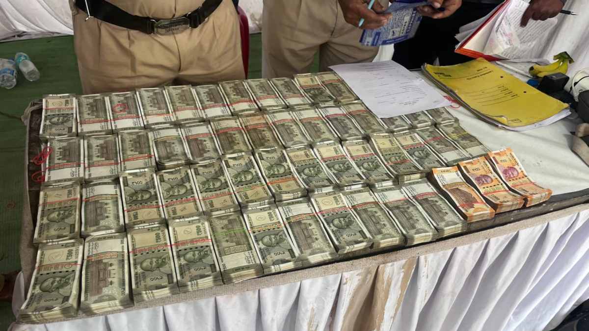 BREAKING : राजधानी में कार से 27 लाख कैश जब्त, उपचुनाव चेकिंग अभियान के दौरान पुलिस को मिली बड़ी सफलता