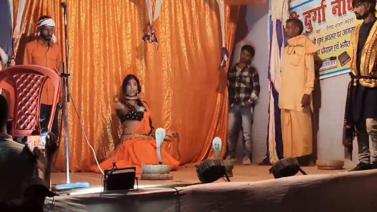 जहरीले सांप और लाइव शोः डांस में मग्न कलाकार को कोबरा ने डसा, फिर जो हुआ… VIDEO VIRAL