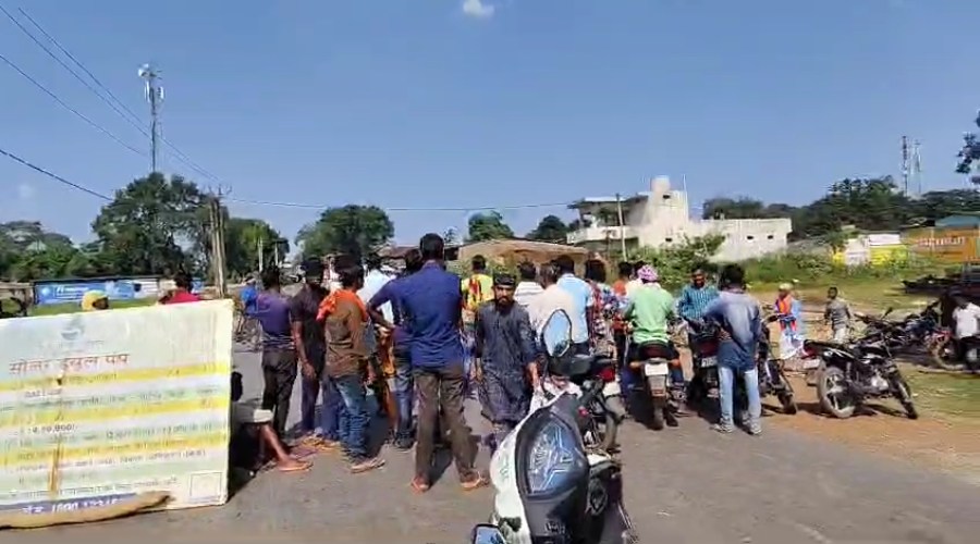 CG News: हाथियों के उत्पात से परेशान ग्रामीणों ने किया सड़क जाम, 50 एकड़ से अधिक जमीन पर लगी फसलें चैपट