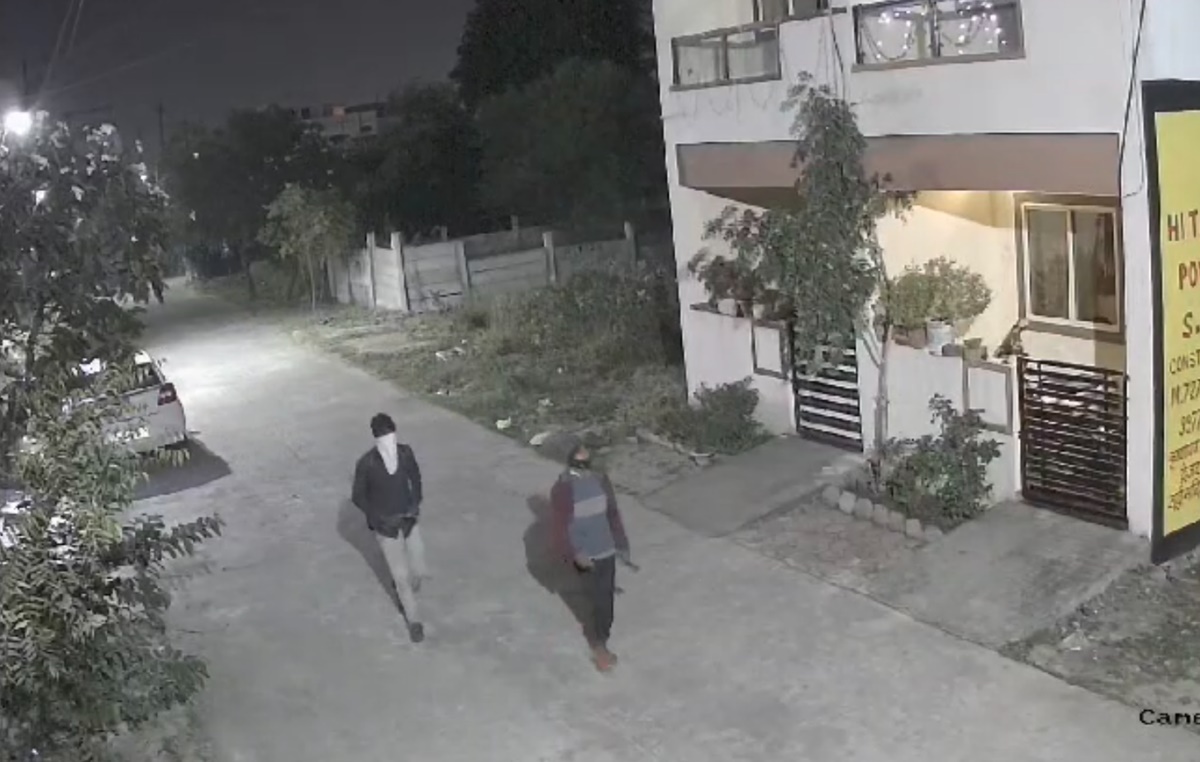 Indore Crime: सरकारी टीचर और रिटायर्ड अधिकारी के घर चोरों ने किया हाथ साफ, कैश समेत लाखों के जेवर पार