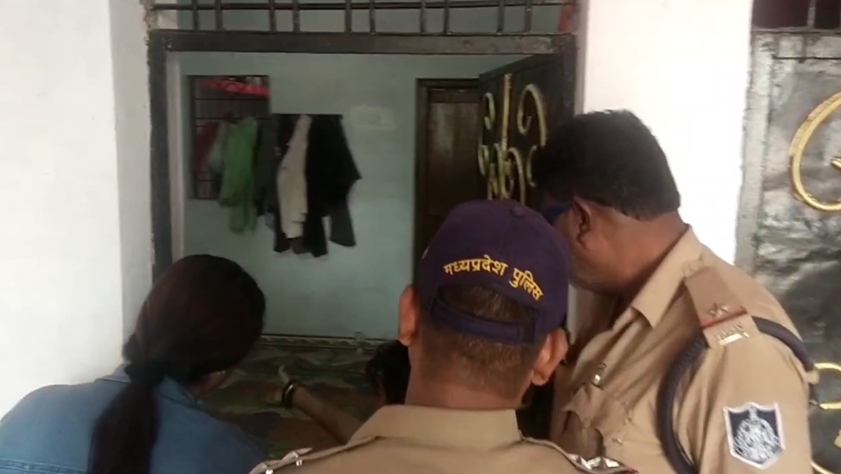युवक से बात कर रही थी 13 साल की बहन, भाई ने देखा तो उतार दिया मौत के घाट…. तड़पता छोड़ हुआ फरार