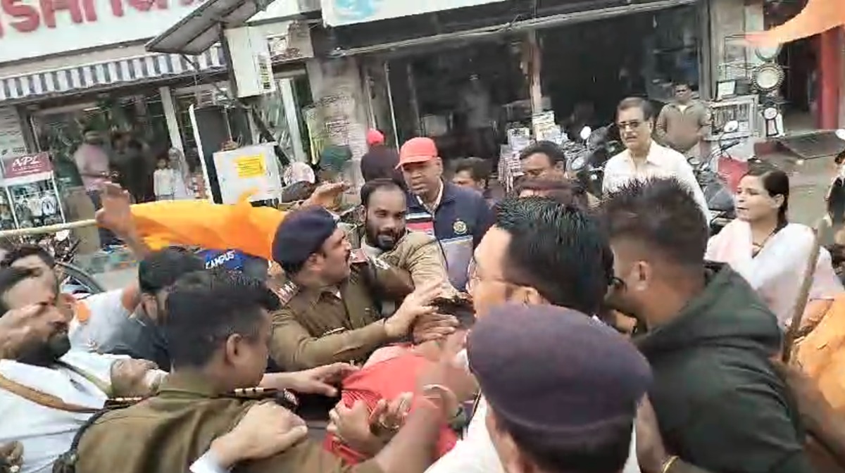 युवक को बचाने के चक्कर में पिट गए पुलिसकर्मी: VHP नेताओं ने गाली देने पर बेदम पीटा, चिन्मय दास की रिहाई को लेकर कर रहे थे प्रदर्शन