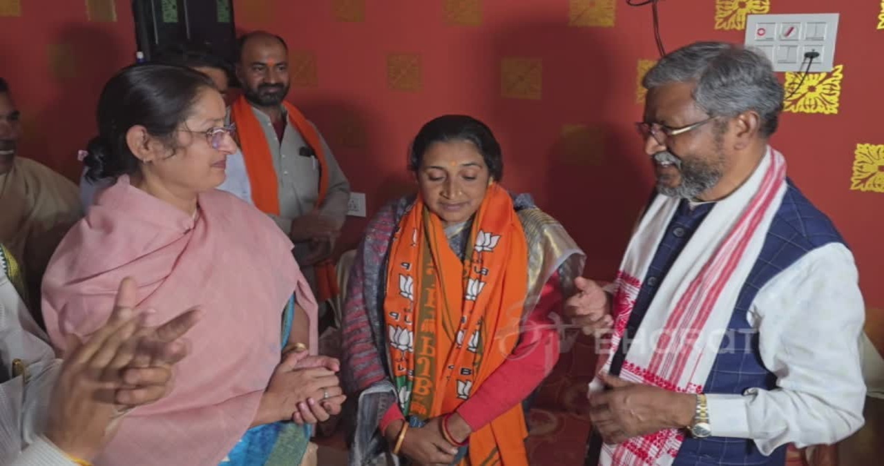 Jharkhand Election 2024: झारखंड में मतदान से पहले हेमंत सोरेन को नुकसान, पूर्व विधायक की बहू गीता BJP में शामिल