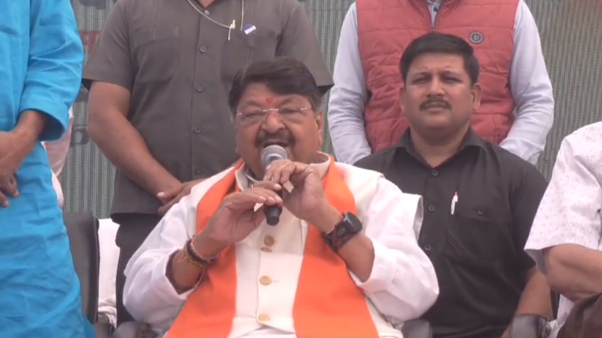 कन्या विवाह समारोह में भावुक हुए विजयवर्गीय, 132 बेटियों की विदाई पर गाया- ‘…बाबुल की दुआएं लेती जा’ गाना, देखें Video