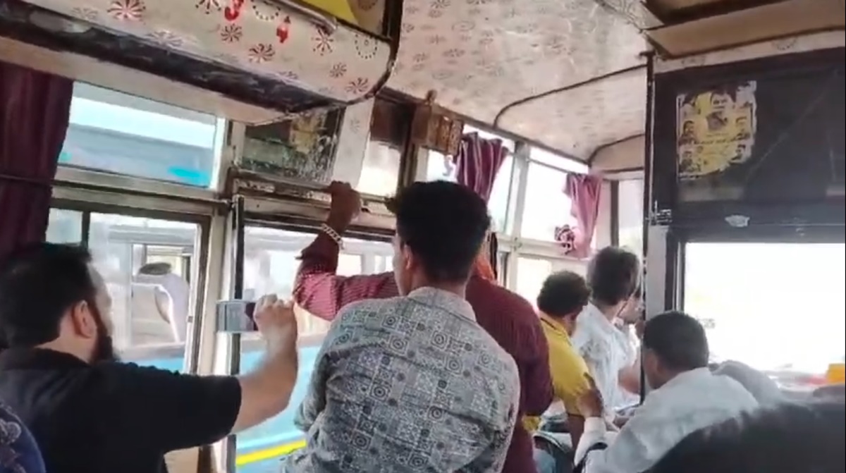 दो बसों में रेस! सवारी बैठाने की होड़ में जोखिम में डाल दी यात्रियों की जान, Video Viral