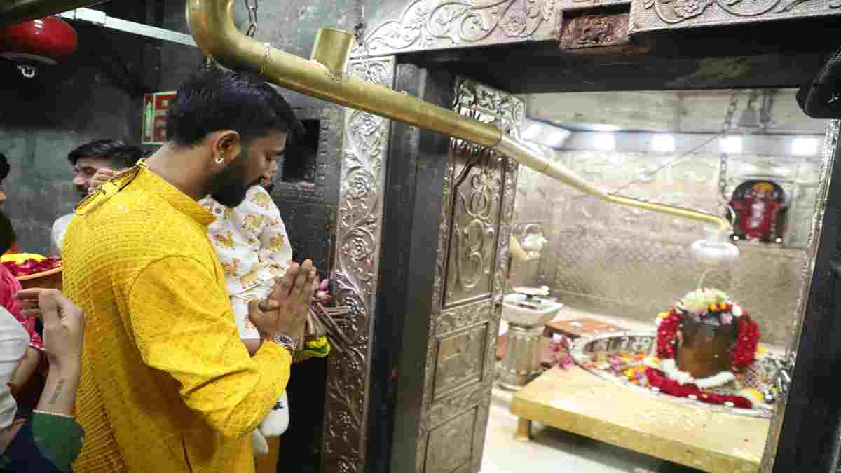 बाबा महाकाल के दरबार पहुंचे क्रिकेटर क्रुणाल पांड्या, परिवार के साथ किए दर्शन, देखें Photos