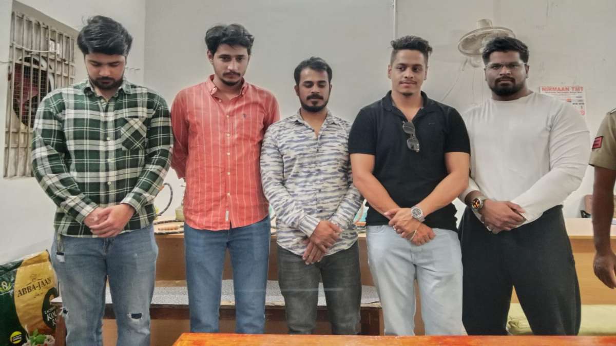 फार्म हाउस में पिलाया जा रहा था हुक्का, रायपुर पुलिस ने छापा मारकर लोगों को किया गिरफ्तार…