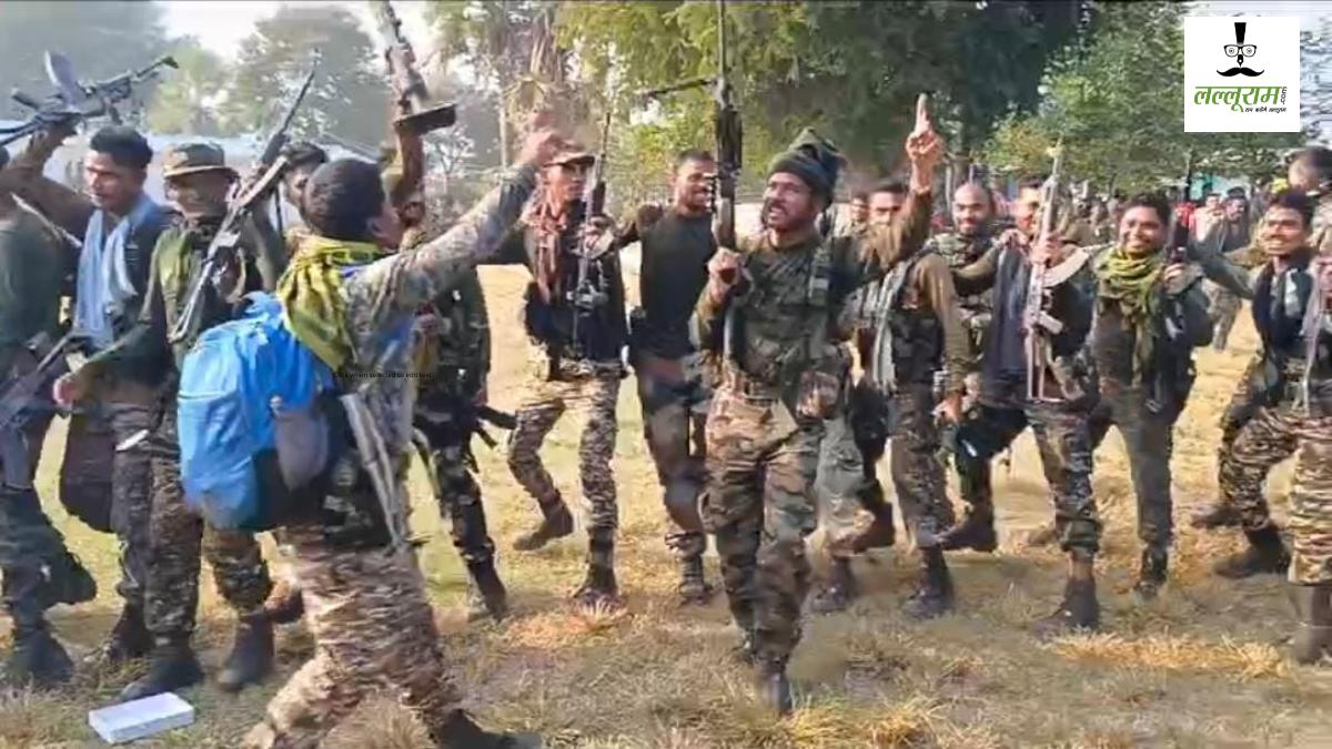 10 नक्सलियों को ढेर करने के बाद कैंप वापस लौटे DRG के जवान, बस्तरिया गाने पर जमकर किया डांस … देखें वीडियो